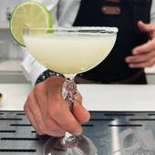 Le saviez-vous ? 💡
Ce cocktail fut crée en 1948 à Acapulco par une Américaine répondant au nom de Margaret Sames qui servait à ses convives lors de ses soirées mondaines une boisson composée de Téquila, triple sec et jus de citron vert. 
C’est ainsi que la Margarita est née et fut popularisée🍸

#cocktail #margarita #cocktailstory #bartender #mixologie #bartending #flairevolution #eventplanner #tequila #cocktailsbar