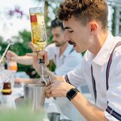 Superbe prestation en collaboration avec l’agence @wiz_u.events pour Selini dans une magnifique villa sur les hauteurs de Cannes où nos bartenders mixologues ont su exprimer leurs talents. 

📸 @albanpichonphoto 

#cocktails #event #eventplanner #bartender #cocktailsbar #selini #cannes #catering #mixologist #bartending #spritz #frenchriviera