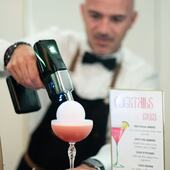 Notre flavours blaster crée des bulles de fumée aromatisées alliant senteurs et saveurs dans vos cocktails pour une expérience de dégustation ultime. 

#mixologie #cocktails #flavoursblasters #bartending #event #eventplanner #catering #cocktailsbar #cocktailforyou #bartender